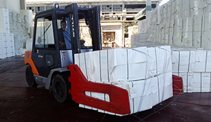 Efficient pulp bale handling with Auramo clamps 